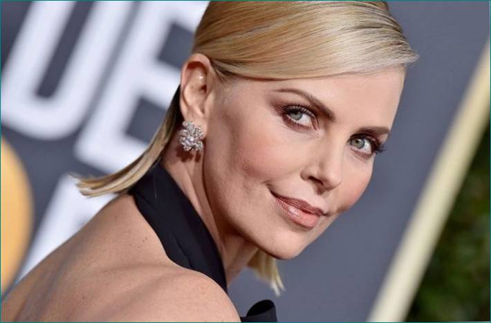 &  uanstændigt smuk!& : 45-årige Charlize Theron i en bikini på ferie i Grækenland chokerede fans