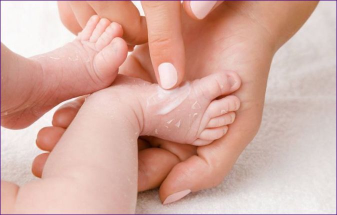 Tør hud hos din baby: 20 årsager og 10 hudplejehjælpemidler
