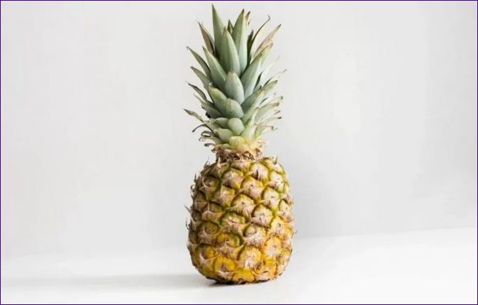 Hvordan man vælger en sød ananas og holder den hjemme