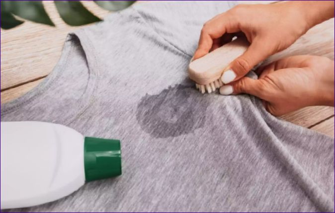 Sådan fjerner du en varmeklistermærke fra et tøj